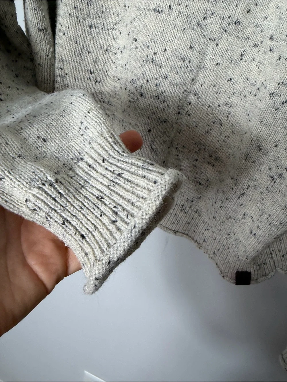 Levitate Seawool Oyster Speckled Turtleneck Sweater – Size Medium -*k